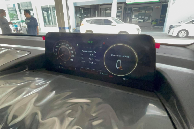 Bên trong, nội thất Hyundai Staria 2021 thiết kế hiện đại, bố cực đơn giản, thân thiện với người dùng. Xe sử dụng màn hình hỗ trợ lái kỹ thuật số kích thước 10,25 inch đặt nổi trên bảng điều kiển trung tâm, trang bị màn hình giải trí đặt giữa cỡ lớn hỗ trợ Apple CarPlay/Android Auto, hệ thống định vị, kết nối không dây Bluetooth, tích hợp nhiều nút bấm.