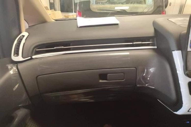 Vô lăng của xe thiết kế 4 chấu hiện đại, cần số kiểu nút bấm như SantaFe 2021, nội thất có đèn LED trang trí nội thất, chìa khóa thông minh hỗ trợ đóng/mở cửa lùa điện và cốp điện… Sau khi được phân phối tại Thái Lan, hy vọng Hyundai Staria 2021 sẽ được phân phối tại thị trường Việt trong tương lai gần.