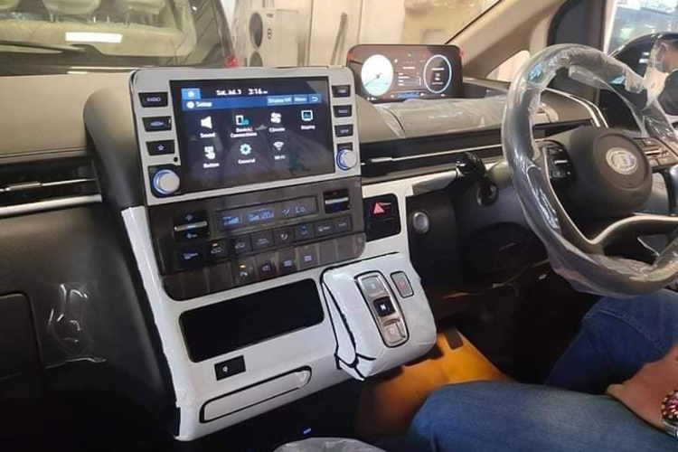 Hyundai Staria 2021 gây ấn tượng mạnh mẽ nhờ ngoại thất mang phong cách thiết kế hiện đại, phần đầu xe sở hữu mặt ca-lăng cỡ lớn, đèn pha đặt thấp, dãy đèn LED định vị ban ngày mỏng ở phía trước. Từ phái sau, điểm nhấn ở đuôi xe chính là cụm đèn hậu LED đặt dọc, gợi nhớ đến dòng MPV Mitsubishi Grandis.