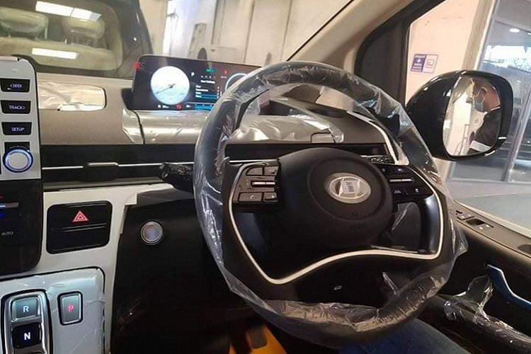 Giá xe Hyundai Staria 2021 dự tính sẽ không vượt quá 2 triệu Bath (khoảng 1,4 tỷ đồng). Giá bán của Hyundai Staria 2021 (nhập Hàn( rẻ hơn so với Kia Sedona 2021 (nhập Hàn) đang có giá bán từ 1,6 – 1,8 tỷ đồng tại Thái (động cơ dầu 2.2L + 8AT).