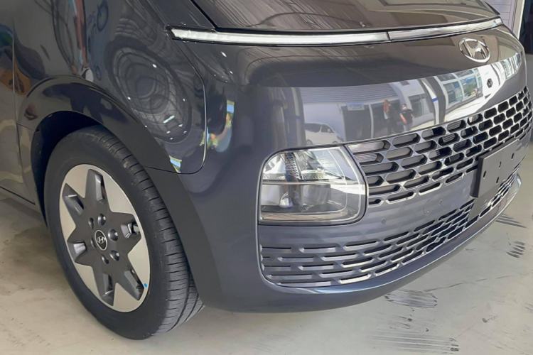 Trong khi cấu hình động cơ máy xăng V6 3.5L (268hp + 331Nm) không được phân phối tại Thái Lan.