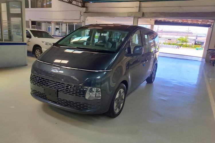 Hyundai Staria hoàn toàn mới được phân phối với cấu hình 11 chỗ ngồi. Tất cả phiên bản đều sử dụng động cơ Dầu 4cyl 2.2L tăng áp cho công suất tối đa 177hp và mô-men xoắn cực đại 430Nm, xe sử dụng kết hợp với hộp số tự động 8 cấp, đi kèm với hệ dẫn động cầu trước (FWD).