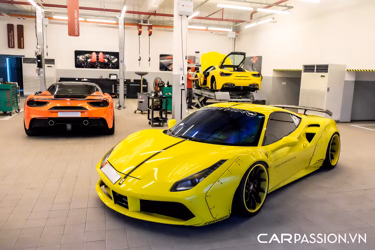 Trải qua một thời gian, phiên bản Ferrari 488 GTB độ Liberty Walk nâng cấp độc nhất vô nhị đã được một doanh nhân trẻ ở TP HCM bổ sung vào bộ sưu tập đắt giá của mình. Theo tiết lộ, số tiền mà anh đã phải bỏ ra để sở hữu "siêu ngựa" này rơi vào khoảng 13 tỷ đồng.
