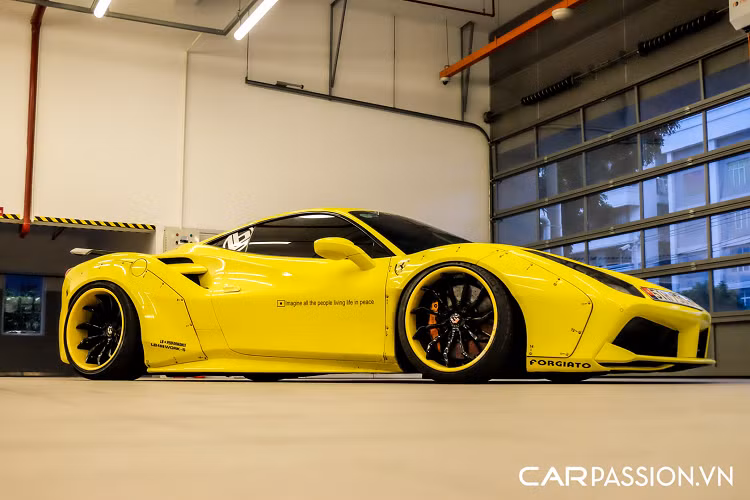 "Siêu ngựa" này còn được trang bị rất nhiều chi tiết ốp sợi carbon như vô-lăng, lẫy chuyển số, hốc điều hòa, bảng đồng hồ, khu vực điều khiển giữa hai ghế,.. Vô-lăng có thiết kế lấy cảm hứng từ chi tiết trên những chiếc xe đua Công thức 1 của hãng Ferrari, tích hợp thêm nút khởi động Start/Stop Engine, hệ thống Manettino và lẫy chuyển số to bản.