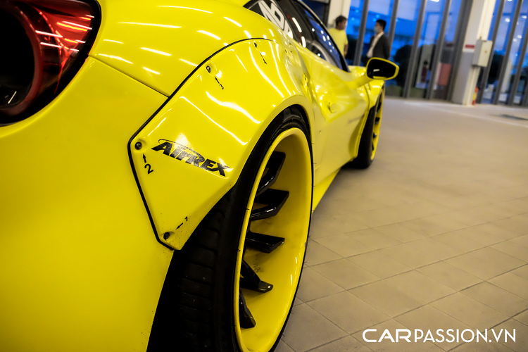 Mới đây nhất, chủ nhân mới của bản độ này lại tiếp tục "lột xác" toàn bộ phần ngoại thất với lớp decal màu vàng khá nổi bật. Bên cạnh đó, bộ mâm Forgiato cũng được sơn lại hoàn toàn để tạo nên một cái nhìn tổng thể mang hai tông màu vàng-đen bắt mắt.