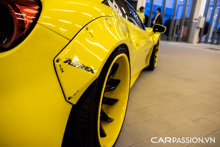 Mới đây nhất, chủ nhân mới của bản độ này lại tiếp tục "lột xác" toàn bộ phần ngoại thất với lớp decal màu vàng khá nổi bật. Bên cạnh đó, bộ mâm Forgiato cũng được sơn lại hoàn toàn để tạo nên một cái nhìn tổng thể mang hai tông màu vàng-đen bắt mắt.