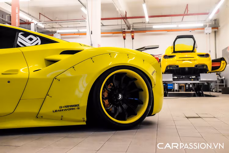 Tuy nhiên, điểm gây chú ý nhất trên chiếc 488 GTB này chính là gói độ widebody đến từ thương hiệu Liberty Walk Performance. Tại thời điểm năm 2018, những người thợ của nhà độ nước Nhật đã bay sang Việt Nam để thực hiện toàn bộ quá trình nâng cấp.
