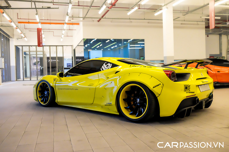 Chiếc Ferrari 488 GTB độ Liberty Walk này vẫn sử dụng cỗ máy V8 tăng áp kép đặt giữa có dung tích 3.9 lít, sản sinh công suất tối đa 661 mã lực tại vòng tua máy 8.000 vòng/phút và mô-men xoắn cực đại đạt mức 760 Nm tại vòng tua máy 3.000 vòng/phút.