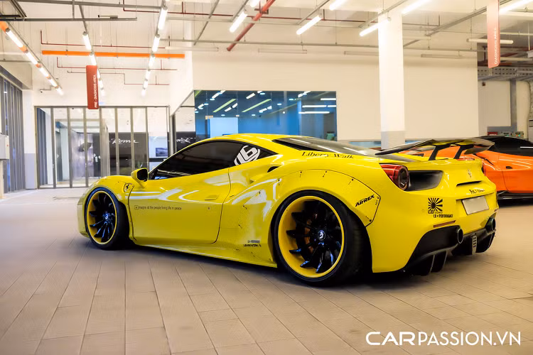 Chiếc Ferrari 488 GTB độ Liberty Walk này vẫn sử dụng cỗ máy V8 tăng áp kép đặt giữa có dung tích 3.9 lít, sản sinh công suất tối đa 661 mã lực tại vòng tua máy 8.000 vòng/phút và mô-men xoắn cực đại đạt mức 760 Nm tại vòng tua máy 3.000 vòng/phút.