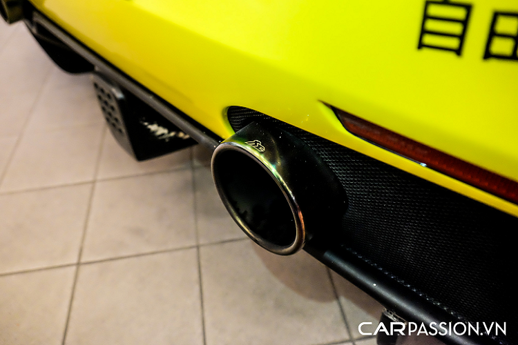 Các chi tiết như táp-pi cửa, bảng táp-lô hay ghế ngồi đều được bọc da cao cấp có màu đen, tương tự lớp sơn ngoại thất trên chiếc Ferrari 488 GTB này. Điểm thú vị trong khoang nội thất chính là bộ ghế đua Daytona Racing Seat chỉnh cơ, khung được làm hoàn toàn từ sợi carbon. Tựa đầu thêu logo “ngựa chồm” và dây đai an toàn mang tông màu vàng.