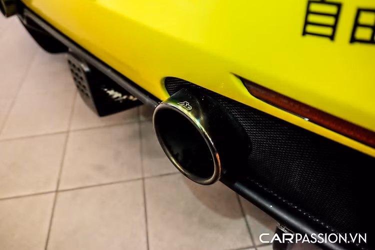 Các chi tiết như táp-pi cửa, bảng táp-lô hay ghế ngồi đều được bọc da cao cấp có màu đen, tương tự lớp sơn ngoại thất trên chiếc Ferrari 488 GTB này. Điểm thú vị trong khoang nội thất chính là bộ ghế đua Daytona Racing Seat chỉnh cơ, khung được làm hoàn toàn từ sợi carbon. Tựa đầu thêu logo “ngựa chồm” và dây đai an toàn mang tông màu vàng.