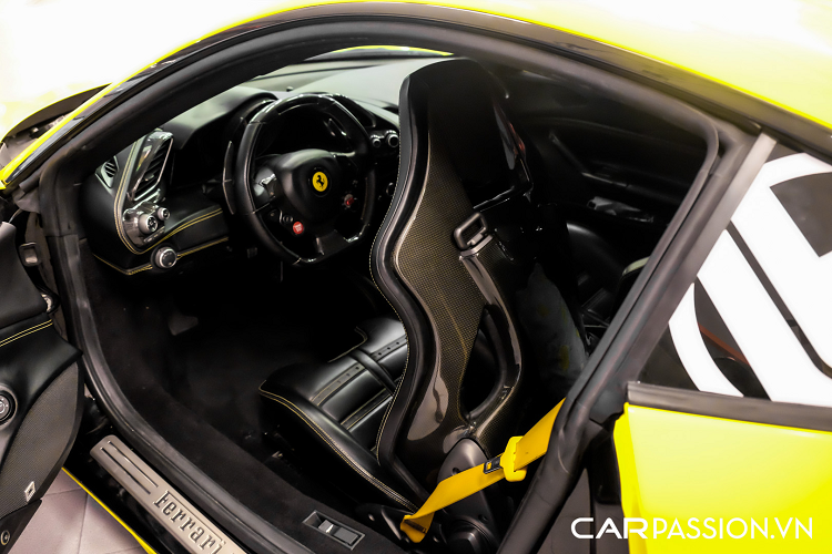 So với thiết kế nguyên bản, Liberty Walk đã trang bị thêm cho phần ngoại thất các tấm ốp vè được bắt trực tiếp vào thân xe bằng ốc vít. Các kỹ thuật viên người Nhật Bản đã phải cắt tỉa lại khu vực hốc bánh xe trước khi ốp thêm bộ widebody, đây là công việc đòi hỏi kinh nghiệm và tay nghề cao mới có thể đảm bảo được độ chuẩn xác.