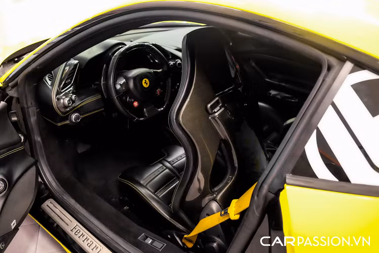 So với thiết kế nguyên bản, Liberty Walk đã trang bị thêm cho phần ngoại thất các tấm ốp vè được bắt trực tiếp vào thân xe bằng ốc vít. Các kỹ thuật viên người Nhật Bản đã phải cắt tỉa lại khu vực hốc bánh xe trước khi ốp thêm bộ widebody, đây là công việc đòi hỏi kinh nghiệm và tay nghề cao mới có thể đảm bảo được độ chuẩn xác.