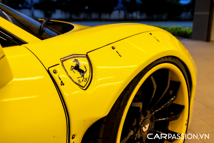 Chưa dừng lại ở đó, bộ mâm 5 chấu kép màu vàng đồng nguyên bản cũng được thay thế bằng chi tiết của Forgiato và có thiết kế lấy cảm hứng từ tua-bin gió. CEO Xuân Vinh đã sơn lại các chấu sang màu đen, trong khi viền mâm được sơn màu vàng nổi bật. Ẩn phía sau là cùm phanh Brembo màu cam và đĩa phanh carbon ceramic đắt giá.