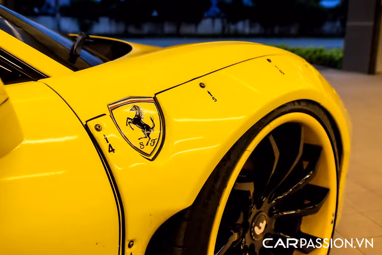 Chưa dừng lại ở đó, bộ mâm 5 chấu kép màu vàng đồng nguyên bản cũng được thay thế bằng chi tiết của Forgiato và có thiết kế lấy cảm hứng từ tua-bin gió. CEO Xuân Vinh đã sơn lại các chấu sang màu đen, trong khi viền mâm được sơn màu vàng nổi bật. Ẩn phía sau là cùm phanh Brembo màu cam và đĩa phanh carbon ceramic đắt giá.