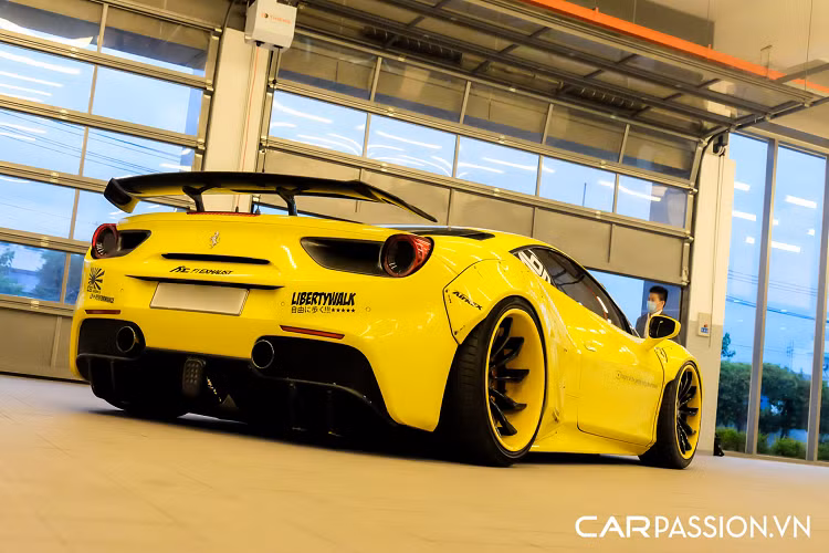 Điều này cho thấy sự tỉ mỉ của những sản phẩm độ gắn mác Liberty Walk bên cạnh thiết kế tinh xảo và đậm chất khí động học của các bộ widebody. Một số những sự thay đổi khác thuộc bản độ này còn bao gồm hai vây cá nhỏ gắn ở phần đầu xe, gợi nhớ đến diện mạo của chiếc xe đua Ferrari 488 GTE.