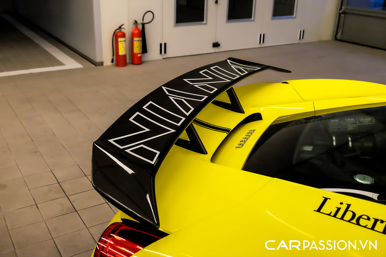 Điểm nhấn cuối cùng của bản độ này nằm ở hệ thống treo khí nén của AirRex. Chi tiết này cho phép người lái nâng, hạ hoặc hạ sát gầm xe xuống mặt đất thông qua một chiếc remote đặt bên trong khoang nội thất.Khoang lái của xe sử dụng tông màu đen làm chủ đạo, kết hợp cùng chỉ khâu màu vàng.