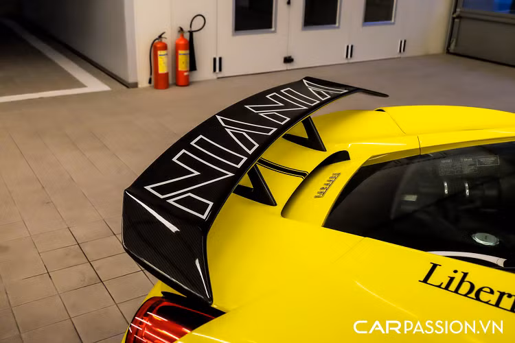 Điểm nhấn cuối cùng của bản độ này nằm ở hệ thống treo khí nén của AirRex. Chi tiết này cho phép người lái nâng, hạ hoặc hạ sát gầm xe xuống mặt đất thông qua một chiếc remote đặt bên trong khoang nội thất.Khoang lái của xe sử dụng tông màu đen làm chủ đạo, kết hợp cùng chỉ khâu màu vàng.