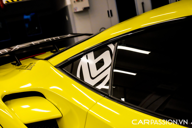 Hệ thống ống xả "zin" cũng được nâng cấp với chi tiết có cấu tạo từ vật liệu titanium của Fi Exhaust. Bộ ống xả độ này không chỉ mang đến âm thanh động cơ uy lực hơn mà còn giúp tối ưu hoá hiệu năng vận hành cho "siêu ngựa". 