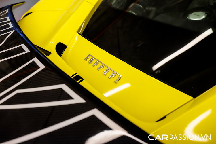 Ngoài ra, xe còn được trang bị hai thanh ốp sườn và bộ khuếch tán mới có cấu tạo từ sợi carbon siêu nhẹ. Khác biệt với những chiếc 488 độ Liberty Walk trên thế giới, bản độ duy nhất tại Việt Nam được chủ nhân lựa chọn cánh gió cỡ lớn bằng sợi carbon từ gói nâng cấp Novitec N-Largo dành cho Ferrari 488 GTB hàng hiếm, thay vì sử dụng cánh gió dạng ducktail của hãng độ đến từ xứ sở hoa anh đào.