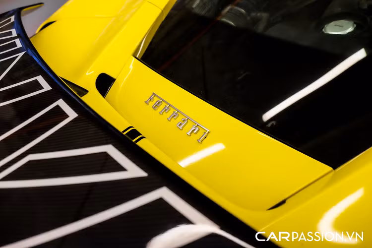 Ngoài ra, xe còn được trang bị hai thanh ốp sườn và bộ khuếch tán mới có cấu tạo từ sợi carbon siêu nhẹ. Khác biệt với những chiếc 488 độ Liberty Walk trên thế giới, bản độ duy nhất tại Việt Nam được chủ nhân lựa chọn cánh gió cỡ lớn bằng sợi carbon từ gói nâng cấp Novitec N-Largo dành cho Ferrari 488 GTB hàng hiếm, thay vì sử dụng cánh gió dạng ducktail của hãng độ đến từ xứ sở hoa anh đào.