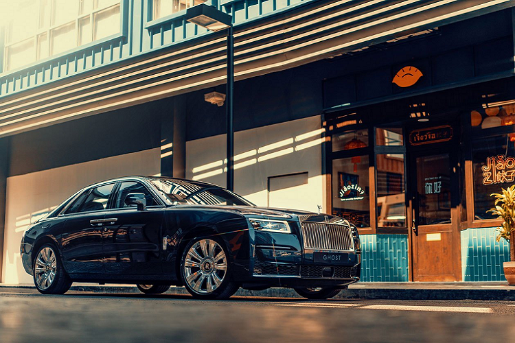 Khối động cơ này sản sinh công suất 563 mã lực và mô-men xoắn cực đại 850 Nm tại 1.600 vòng/phút. Khả năng tăng tốc từ 0-100 của Rolls-Royce Ghost 2021 chỉ trong 4,8 giây, trước khi đạt tốc độ tối đa 250 km/h.