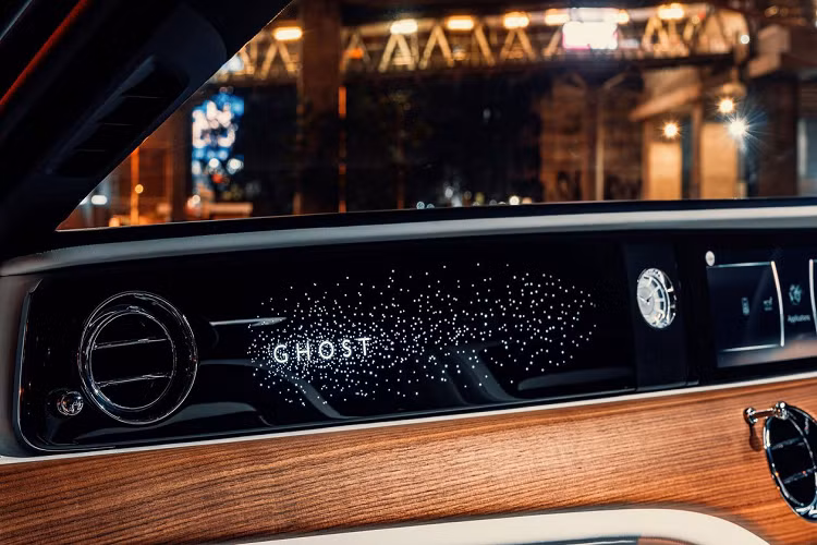 Các kỹ sư của Rolls-Royce đã lắp đặt một ống dẫn sáng dày 2 mm và khoan hơn 90.000 lỗ nhỏ bằng tia laser để phát sáng chữ Ghost. Ánh sáng sẽ được tạo ra bởi chuỗi 152 đèn LED, bao quanh bởi 850 ngôi sao, tất cả đều ẩn sau 3 lớp composite.