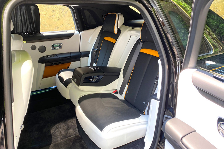 Ghế ngồi có tùy chọn Serenity, có thể ngả như ghế thương gia trên máy bay. Hàng ghế "ông chủ" phía sau còn có tủ làm mát rượu champagne, có thể cài đặt 2 chế độ nhiệt 6 và 11 độ C, tương ứng với champagne hiện đại và champagne cổ điển.