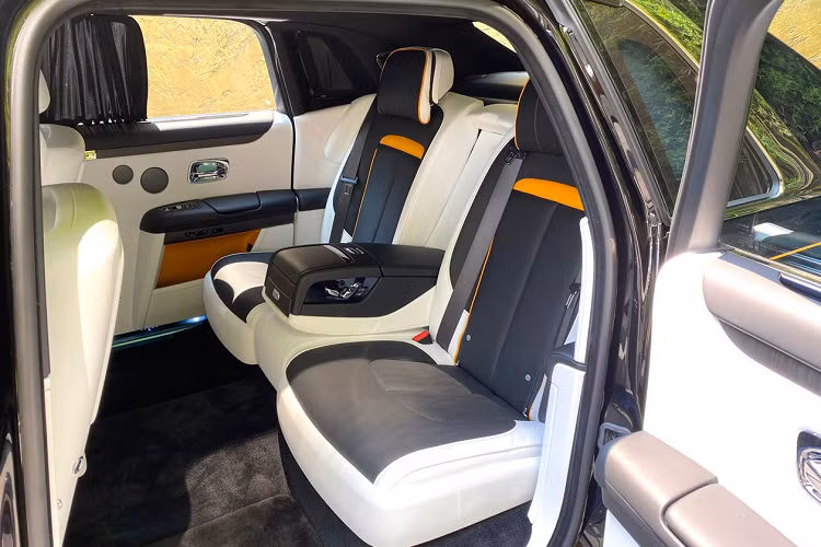 Ghế ngồi có tùy chọn Serenity, có thể ngả như ghế thương gia trên máy bay. Hàng ghế "ông chủ" phía sau còn có tủ làm mát rượu champagne, có thể cài đặt 2 chế độ nhiệt 6 và 11 độ C, tương ứng với champagne hiện đại và champagne cổ điển.