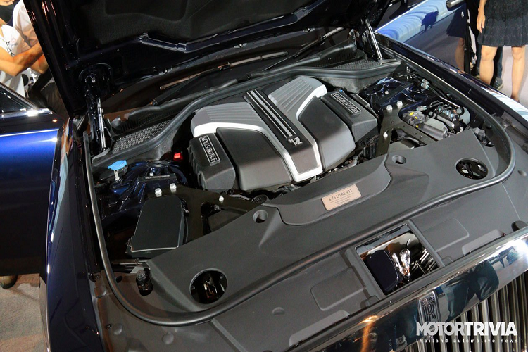 Rolls-Royce Ghost thế hệ thứ 2 được trang bị động cơ xăng N74 BMW V12, dung tích 6.75L, tăng áp kép, kết hợp với hộp số tự động 8 cấp ZF với công nghệ Satellite Aided Transmission, sử dụng GPS để kiểm tra lộ trình và chuẩn bị trước để tối ưu hóa hệ truyền động.