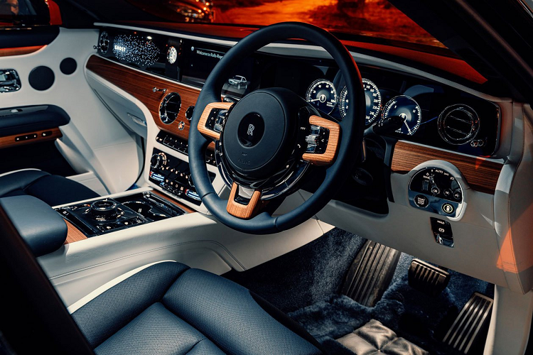 Trong đó, bảng táp-lô trên Rolls-Royce Ghost được gọi là Illuminated Fascia với đa dạng màu sắc, do nhóm thiết kế Rolls-Royce Bespoke Collective chế tạo. Nó được thiết kế và chế tạo nhằm tạo một sự liền mạch với trần xe ánh sao Starlight Headliner, đồng thời cũng phù hợp với mặt đồng hồ và màn hình giải trí.