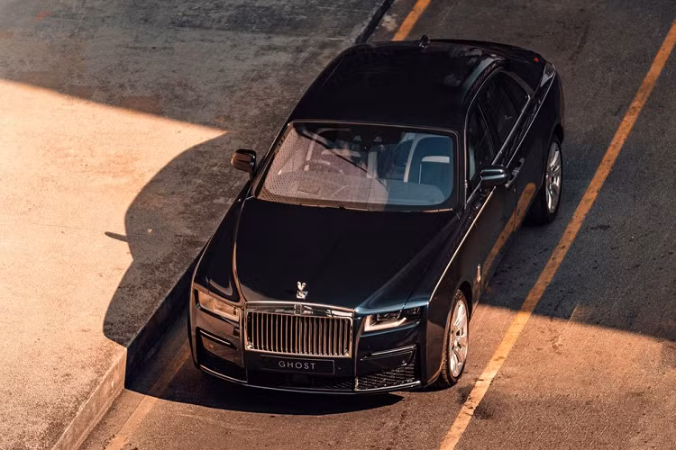 Mẫu xe siêu sang Rolls-Royce Ghost thế hệ mới được phát triển trên nền tảng khung nhôm Architecture of Luxury, tương tự Phantom hay Cullinan. Tuy nhiên khung xe có một số tinh chỉnh để phù hợp với kiểu dáng xe.