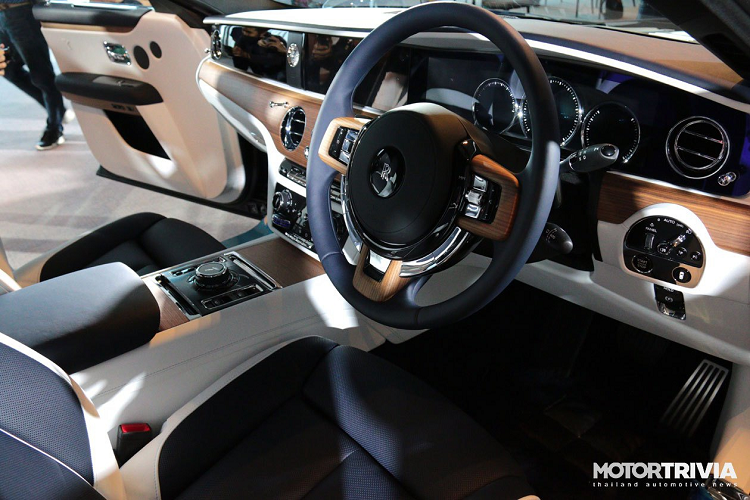 Để đảm bảo độ sạch không khí trong cabin, Rolls-Royce Ghost mới được trang bị hệ thống lọc khí MEPS, sử dụng các cảm biến có độ nhạy cao để tự động phát hiện chất lượng không khí. Hệ thống này sẽ chuyển không khí vào bộ lọc nano, có khả năng loại bỏ các chất gây ô nhiễm cực nhỏ khỏi cabin trong vòng chưa đầy 2 phút.