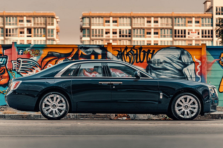 Những cải tiến trên Rolls-Royce Ghost thế hệ thứ 2 gồm hệ thống treo Planar mới, cabin yên tĩnh hơn theo công thức Forluma for Serenity, bảng táp-lô trung tâm có đồ họa ánh sao phát sáng, bốn camera quanh xe hiển thị hình ảnh dạng mắt chim, màn hình hiển thị kính lái HUD với độ phân giải cao nhất ngành ôtô.