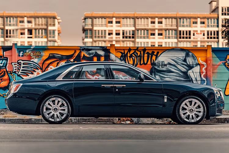 Những cải tiến trên Rolls-Royce Ghost thế hệ thứ 2 gồm hệ thống treo Planar mới, cabin yên tĩnh hơn theo công thức Forluma for Serenity, bảng táp-lô trung tâm có đồ họa ánh sao phát sáng, bốn camera quanh xe hiển thị hình ảnh dạng mắt chim, màn hình hiển thị kính lái HUD với độ phân giải cao nhất ngành ôtô.