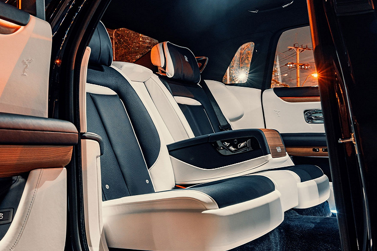 Hai lớp phủ gỗ mới được phát triển cho Ghost bao gồm Obsidian Ayous hoặc Dark Amber. Cả hai có thể kết hợp với tùy chọn Open Pore để tạo ra lớp vân gỗ sọc.