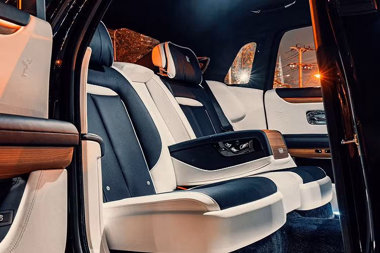 Hai lớp phủ gỗ mới được phát triển cho Ghost bao gồm Obsidian Ayous hoặc Dark Amber. Cả hai có thể kết hợp với tùy chọn Open Pore để tạo ra lớp vân gỗ sọc.