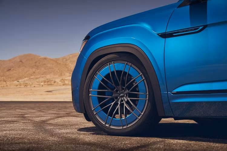 Đi kèm với màu xanh này là một số chi tiết trang trí và chi tiết ốp màu đen như lưới tản nhiệt, ốp cản sốc, cửa cốp và giá nóc. Bên cạnh đó là huy hiệu GT thể hiện bản đặc biệt. 