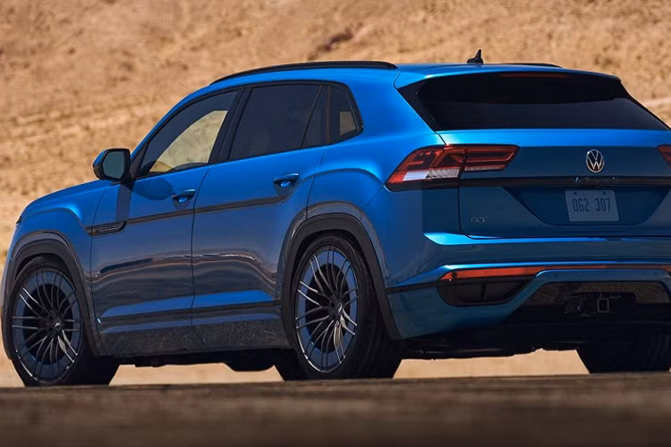 Để tạo nên sự đồng bộ, màu Xanh Cá Hoàng đế tiếp tục xuất hiện trên một số chi tiết như ghế xe, nắm cần số, viền cửa, dây an toàn và thảm sàn của xe.