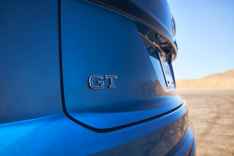 Cụ thể, động cơ V6 3.6L nguyên bản đã được thay thế bằng động cơ TSI 4 xylanh 2.0L tăng áp turbo lấy từ mẫu VW Golf R. Cùng với đó là bộ tăng áp turbo IS38 lớn hơn và két nước tản nhiệt được bổ sung từ mẫu Golf R Mk7.