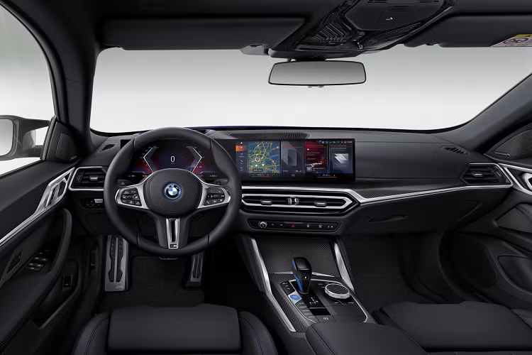 Theo BMW, i4 M50 có thể đạt tốc độ 100km / h trong 3,9 giây (i4 tiêu chuẩn: 5,7 giây) trước khi đạt tốc độ tối đa 225 km / h (i4 tiêu chuẩn: 190km/h).Trong khi đó, M3 2021 mới nhất tăng tốc từ 0-96 km/h trong 4,1 giây và giảm xuống 3,8 giây ở bản Competition. 