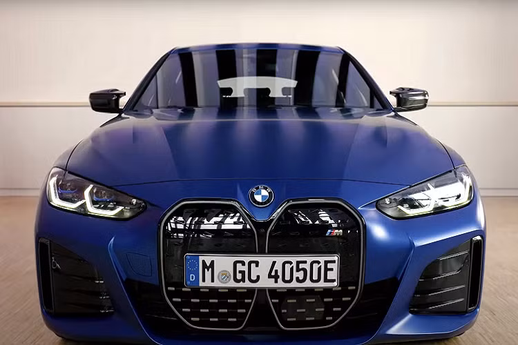 Phiên bản i4 M50 sẽ lên kệ cùng thời điểm với i4 tiêu chuẩn vào quý I/2022. Giá BMW i4 M50 khởi điểm từ 65.900 USD (khoảng 1,51 tỷ đồng) (đã bao gồm phí vận chuyển), rẻ hơn 4.000 USD so với M3 Sedan (69.900 USD). 