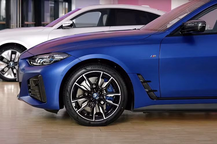 BMW i4 M50 trang bị hệ thống treo thích ứng M với lò xo và giảm xóc được tinh chỉnh riêng. Thanh chống lật được thiết kế đặc biệt kết hợp với thanh giằng tháp lò xo bổ sung ở phần đầu xe và hệ thống trợ lực lái thời gian thực của BMW đảm bảo trải nghiệm lái thể thao cho một mẫu xe điện. 