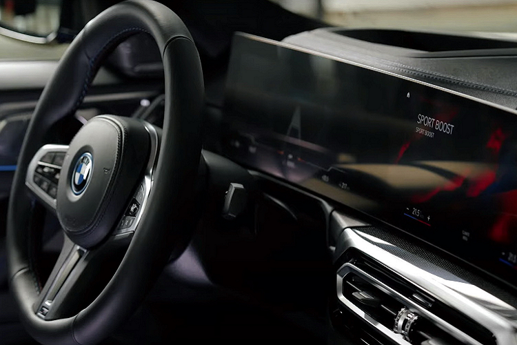 Tuy nhiên, con số 536 mã lực chỉ đạt được thông qua chức năng Sport Boost giúp tăng công suất trong hơn 10 giây. Ở trạng thái bình thường, công suất kết hợp giảm xuống còn 469 mã lực và 729 Nm. 