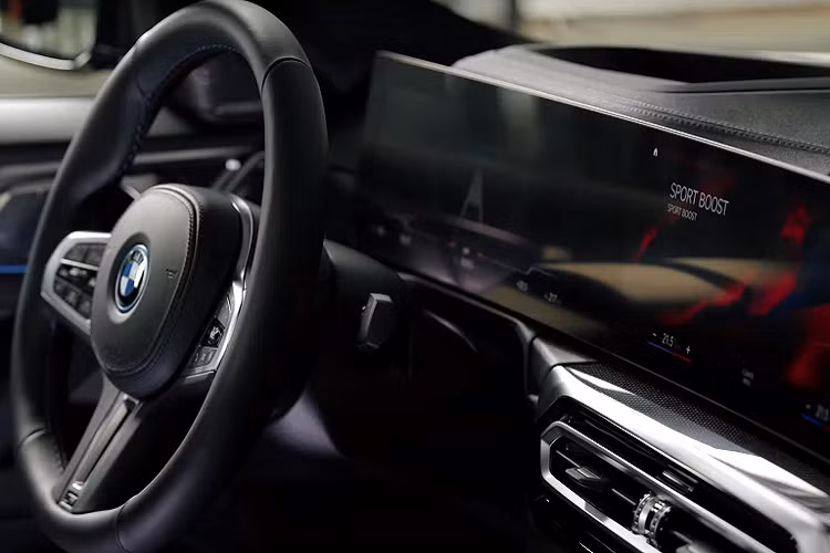 Tuy nhiên, con số 536 mã lực chỉ đạt được thông qua chức năng Sport Boost giúp tăng công suất trong hơn 10 giây. Ở trạng thái bình thường, công suất kết hợp giảm xuống còn 469 mã lực và 729 Nm. 