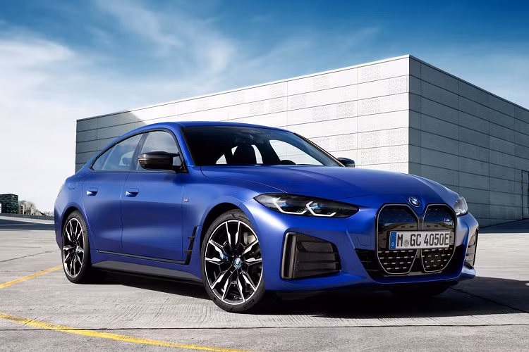  BMW i4 M50 2022 mới đánh dấu sự kết hợp lần đầu tiên của 2 thương hiệu xe điện i và thương hiệu hiệu suất cao M. Được hoàn thiện trong màu Frozen Portimao Blue, nổi bật với các đường viền đen nhám và chi tiết carbon, BMW i4 M50 2022 được cho là sở hữu thiết kế kết hợp giữa sự hung hãn của thương hiệu M và sự tinh tế của xe điện. 