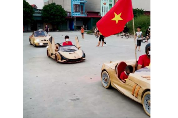 Tuy nhiên, khác với những chiếc xe bằng gỗ kể trên, chiếc xe tăng EBR 105 bằng gỗ độc đáo của "người bố quốc dân" được tạo ra dựa trên một chiếc xe van Mitsubishi đã qua sử dụng. Anh Trương Văn Đạo đã cắt bỏ toàn bộ phần thân xe, chỉ giữa lại bộ khung, bánh xe và động cơ, sau đó "chế" thêm 2 trục bánh xe ở giữa.