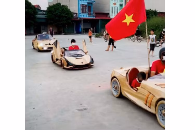 Tuy nhiên, khác với những chiếc xe bằng gỗ kể trên, chiếc xe tăng EBR 105 bằng gỗ độc đáo của "người bố quốc dân" được tạo ra dựa trên một chiếc xe van Mitsubishi đã qua sử dụng. Anh Trương Văn Đạo đã cắt bỏ toàn bộ phần thân xe, chỉ giữa lại bộ khung, bánh xe và động cơ, sau đó "chế" thêm 2 trục bánh xe ở giữa.