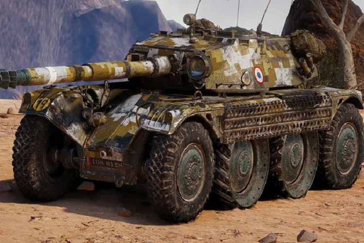 Xe tăng EBR 105 vốn là phương tiện trinh sát của Pháp, có khả năng di chuyển nhanh với 8 bánh xe và được trang bị hỏa lực mạnh. Trong đó, 2 bánh phía trước và 2 bánh cuối cùng sử dụng lốp cao su đặc biệt - không bị xẹp dù bị tấn công hỏa lực, 4 bánh ở giữa là mâm kim loại giúp tối ưu độ bám đường trên mọi địa hình.