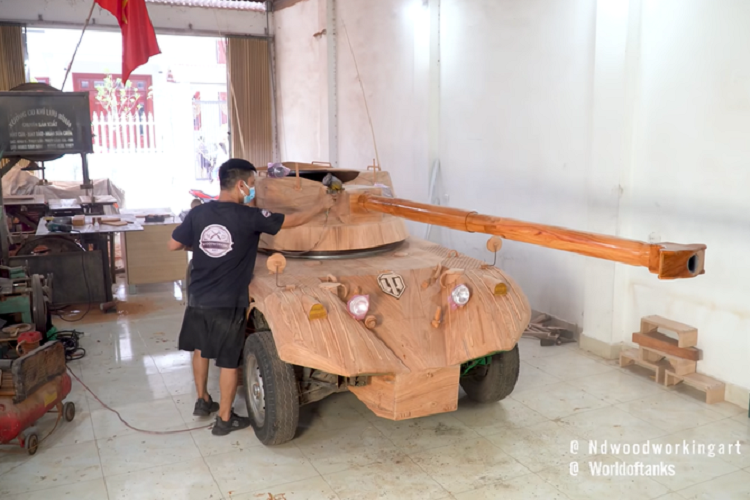 Cỗ xe tăng bằng gỗ này không chỉ chạy được trên mặt đường bằng phẳng mà còn chinh phục được cả bề mặt đất lún, cỏ mọc um tùm. Điều đó đã được anh Trương Văn Đạo chứng minh trong video của mình.